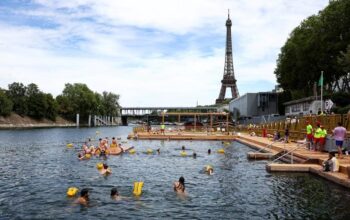 Untuk pertama kalinya sejak tahun 1923, warga Paris dan wisatawan kini bisa berenang kembali di Sungai Seine.