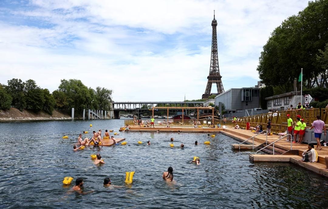 Untuk pertama kalinya sejak tahun 1923, warga Paris dan wisatawan kini bisa berenang kembali di Sungai Seine.