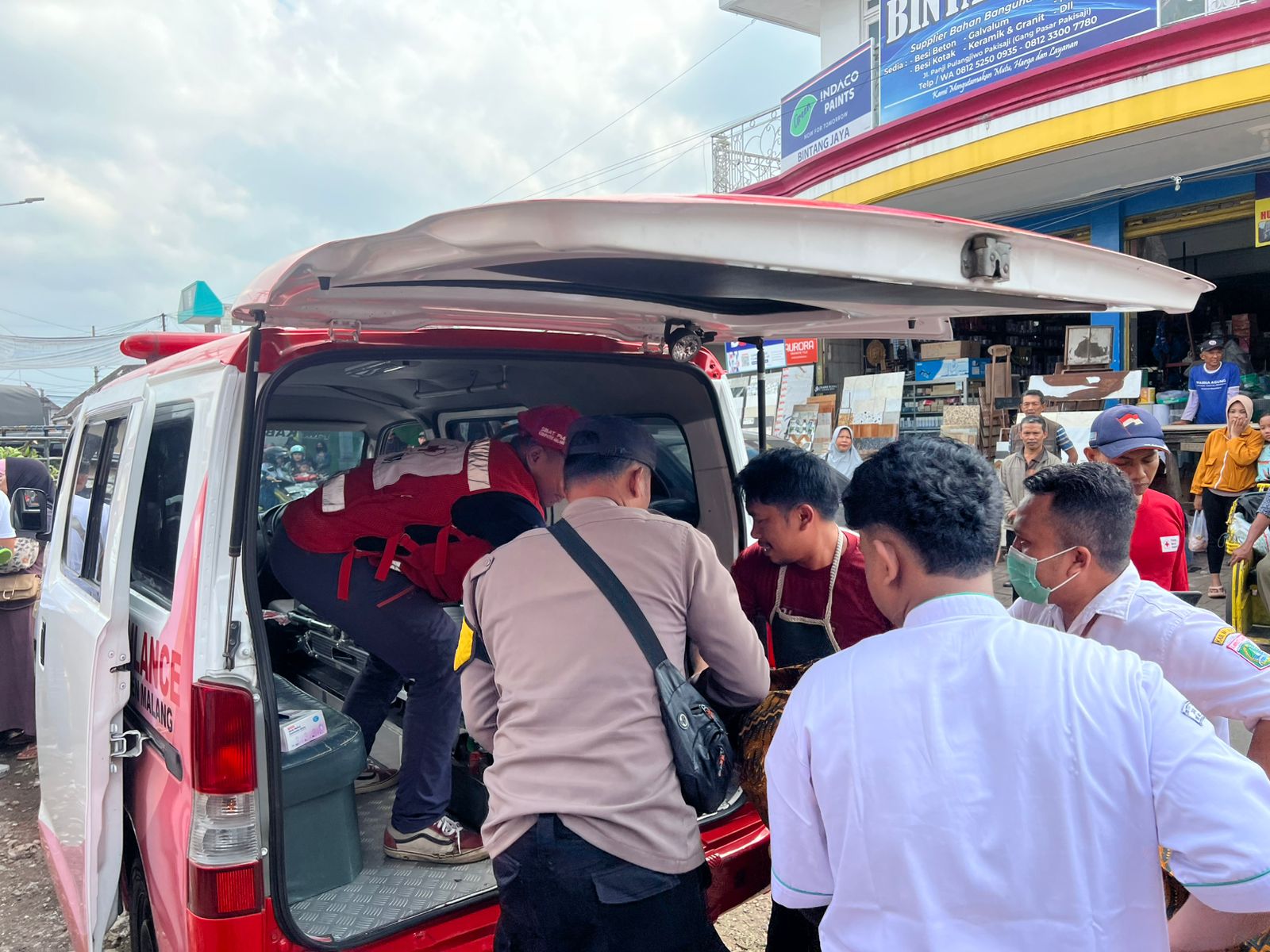 Seorang Pedagang Pasar Pakisaji Malang Meninggal Mendadak di Bawah Tangga