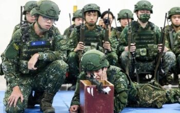 Ketegangan di Selat Taiwan kembali memanas. Taiwan secara mengejutkan menggelar latihan militer terbesar dalam sejarahnya sebagai sinyal kesiapan menghadapi potensi invasi dari China.