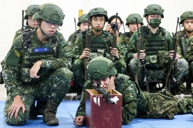 Ketegangan di Selat Taiwan kembali memanas. Taiwan secara mengejutkan menggelar latihan militer terbesar dalam sejarahnya sebagai sinyal kesiapan menghadapi potensi invasi dari China.