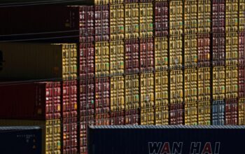 Hubungan Amerika Serikat dan Brasil mendadak memanas setelah Presiden AS Donald Trump resmi mengumumkan tarif baru sebesar 50 persen terhadap semua produk impor dari Brasil. Keputusan kontroversial ini diumumkan pada Rabu (10/07) waktu setempat, hanya beberapa hari setelah perang kata-kata antara Trump dan Presiden Brasil, Luiz Inácio Lula da Silva pecah di ruang publik internasional.