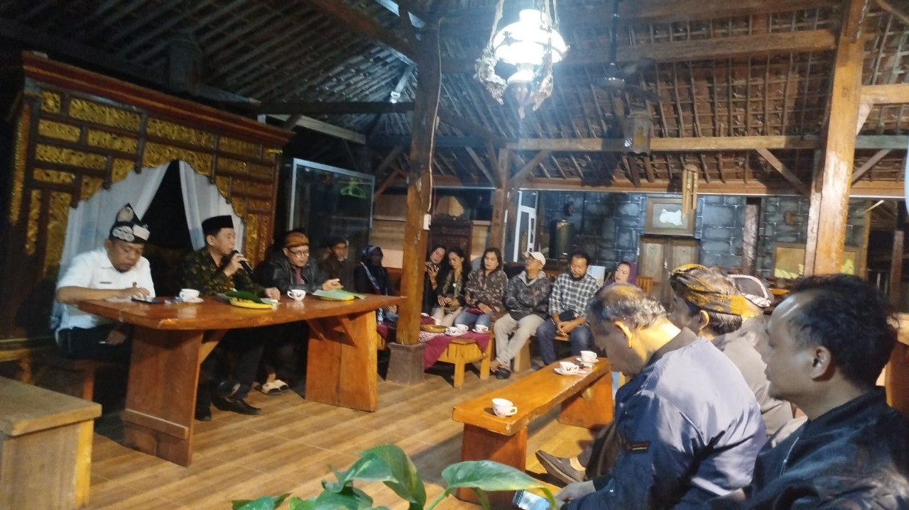 Upaya pelestarian budaya di wilayah Singosari, Kabupaten Malang, kembali digelorakan melalui forum diskusi budaya bertajuk Jagong Maton, yang digelar di Pendopo Kebun Opa, Dusun Karangkunci, Desa Randuagung, Kecamatan Singosari, pada Kamis malam (10/07/2025).