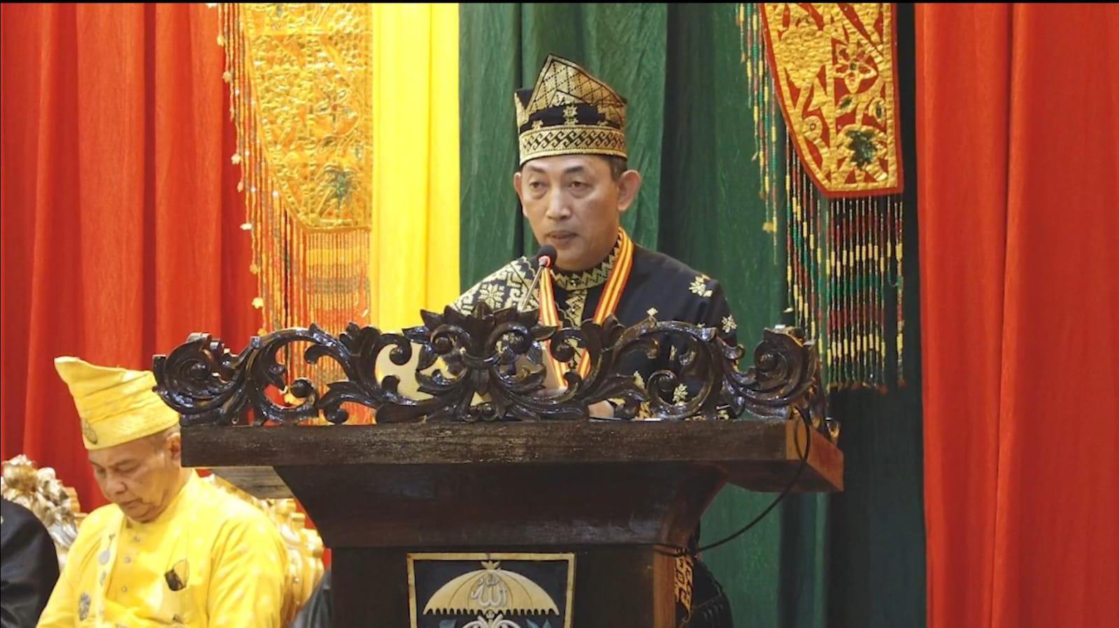 Anugerah Adat Ingatan Budi diterima oleh Kapolri Jenderal Polisi Listyo Sigit Prabowo dari Lembaga Adat Melayu (LAM) Riau pada Sabtu (12/7/2025).