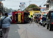 Truk Bermuatan Tebu Terguling di Depan Pasar Sumberpucung Malang