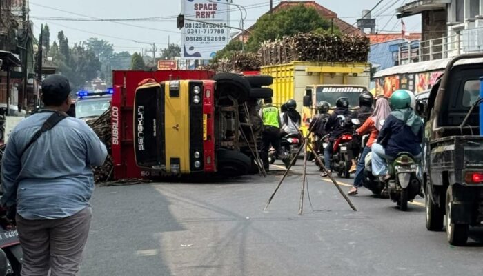Truk Bermuatan Tebu Terguling di Depan Pasar Sumberpucung Malang