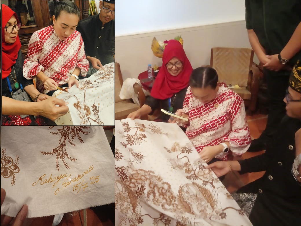 Batik tulis Singosari kembali mencuri perhatian dalam kunjungan kerja Komisi VII DPR RI ke Kawasan Ekonomi Khusus (KEK) Singhasari, Kabupaten Malang.