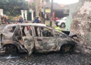 Honda Jazz Tabrak Pohon dan Kios Bensin, Pengemudi Alami Luka Bakar