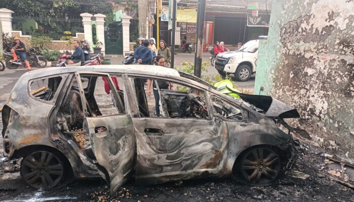 Honda Jazz Tabrak Pohon dan Kios Bensin, Pengemudi Alami Luka Bakar