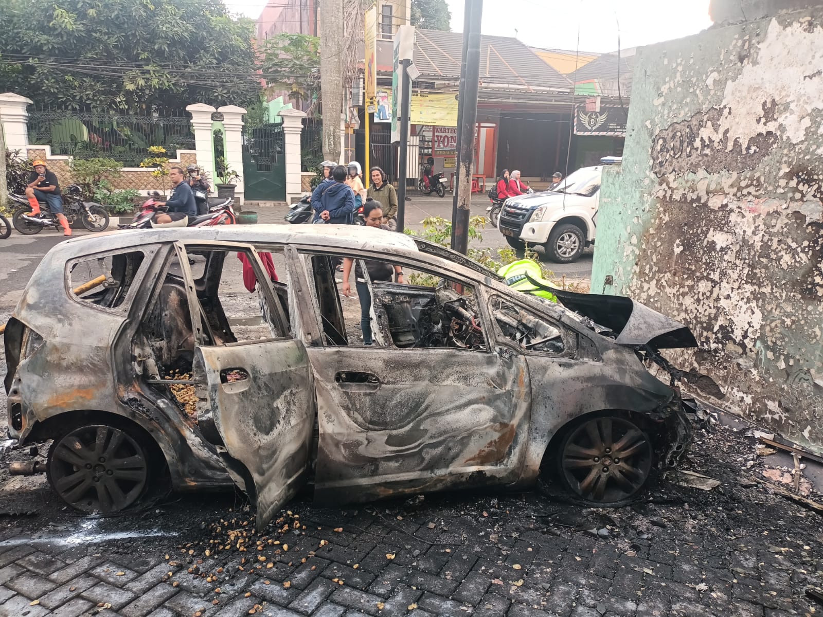Honda Jazz Tabrak Pohon dan Kios Bensin, Pengemudi Alami Luka Bakar