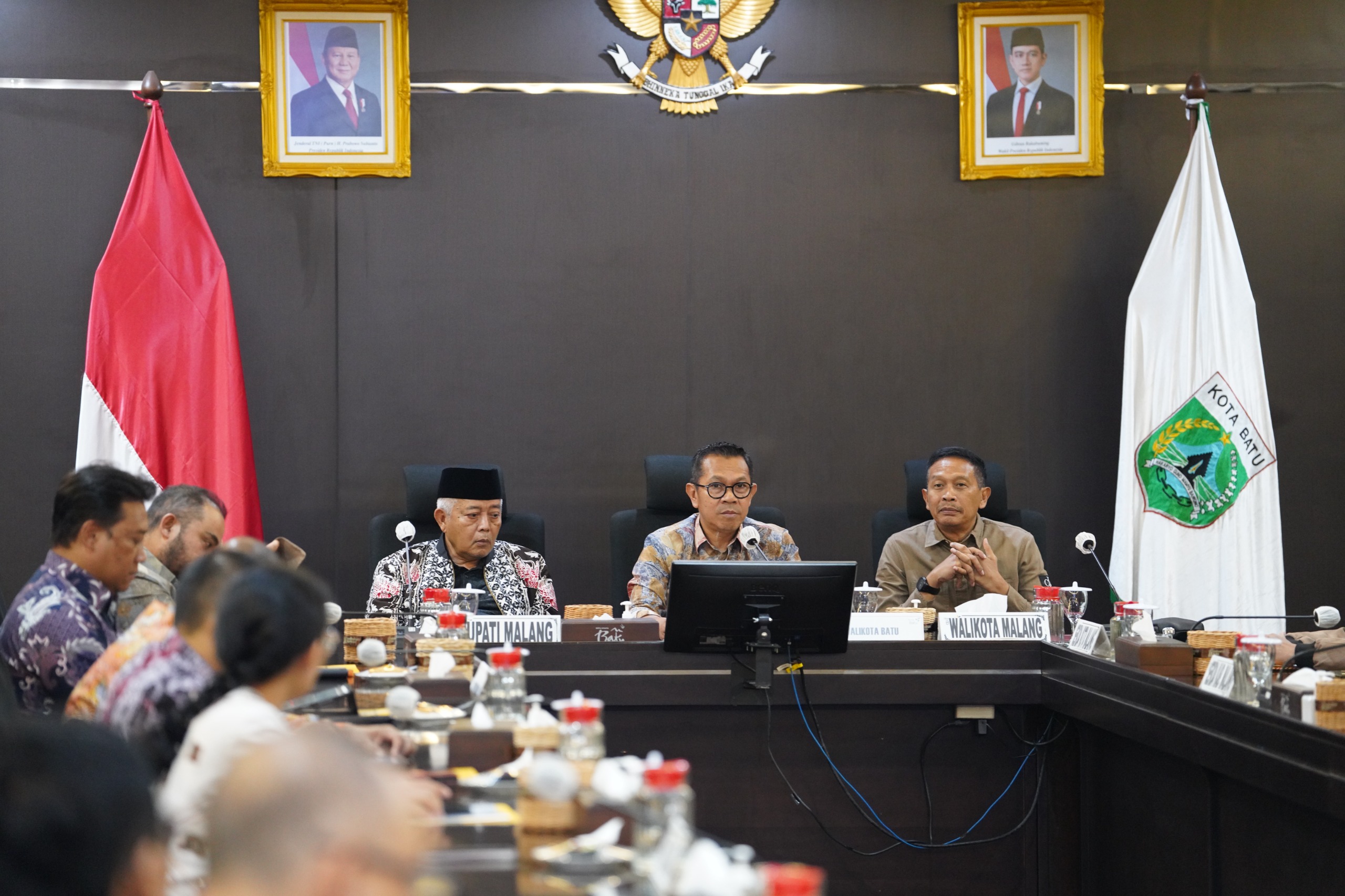 Tiga kepala daerah di Malang Raya akhirnya duduk satu meja. Forum Sinergitas Penyelenggaraan Pemerintahan dan Pembangunan Daerah Malang Raya yang digelar di Balai Kota Among Tani Batu, Jumat malam 18 Juli 2025.