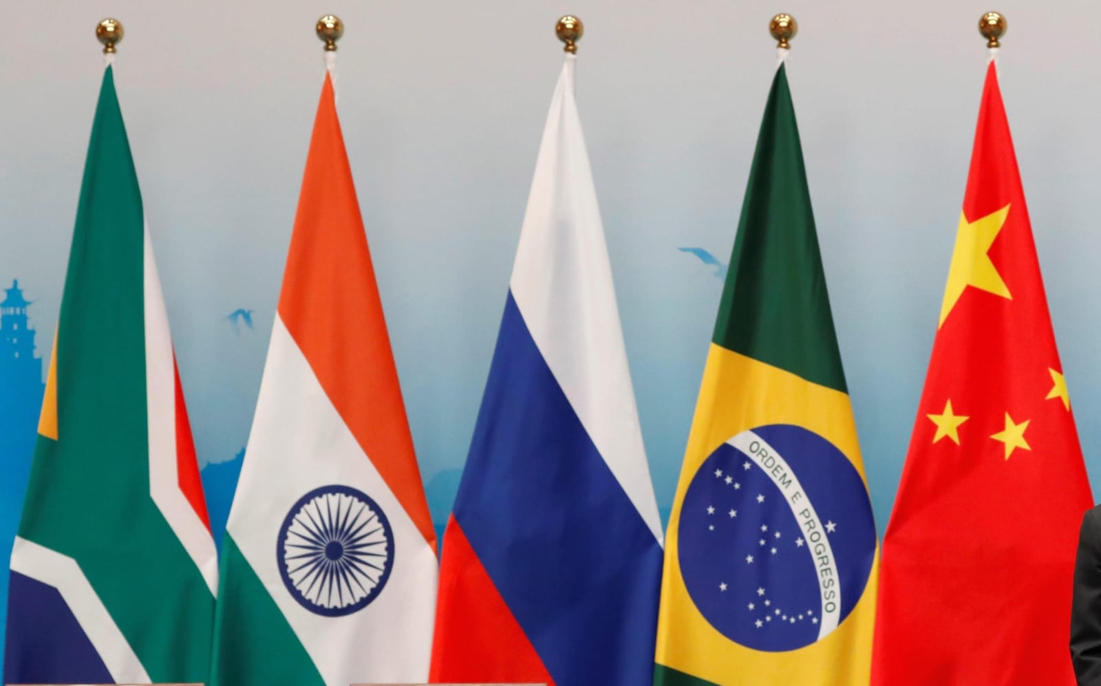 Mantan Presiden Amerika Serikat Donald Trump kembali melontarkan pernyataan keras terkait kelompok negara berkembang BRICS, dengan menyatakan bahwa aliansi tersebut akan segera runtuh jika benar-benar terbentuk secara signifikan.