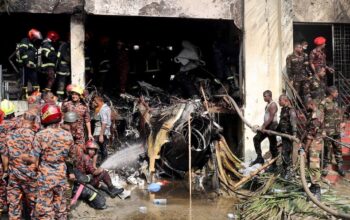Sedikitnya 19 orang dilaporkan tewas setelah sebuah pesawat latih milik Angkatan Udara Bangladesh jatuh ke kawasan sekolah dan perguruan tinggi di Dhaka, ibu kota negara pada Senin (21/07/2025).