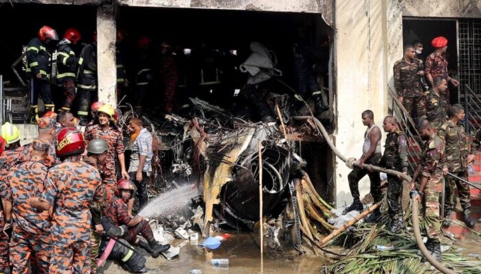 Pesawat Latih AU Bangladesh Jatuh di Kampus, 19 Orang Tewas dan Puluhan Luka Bakar