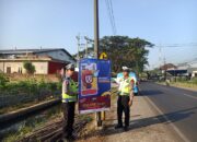 Ciptakan Rama Aman, Satlantas Polres Malang Pasang Rambu dan Peringatan di Jalur Rawan Kecelakaan
