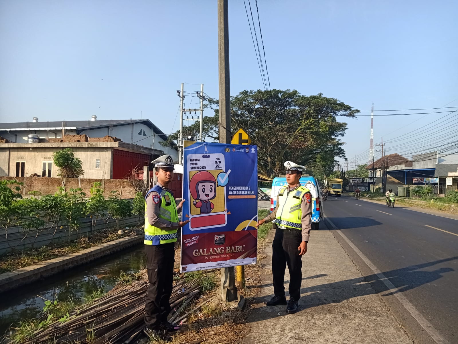 Ciptakan Rama Aman, Satlantas Polres Malang Pasang Rambu dan Peringatan di Jalur Rawan Kecelakaan