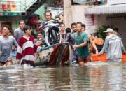 Banjir besar kembali melanda ibu kota Filipina, Manila, memaksa lebih dari 70.000 orang mengungsi dan melumpuhkan aktivitas sekolah serta kantor pemerintahan pada Selasa (22/7).