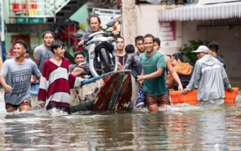 Banjir besar kembali melanda ibu kota Filipina, Manila, memaksa lebih dari 70.000 orang mengungsi dan melumpuhkan aktivitas sekolah serta kantor pemerintahan pada Selasa (22/7).