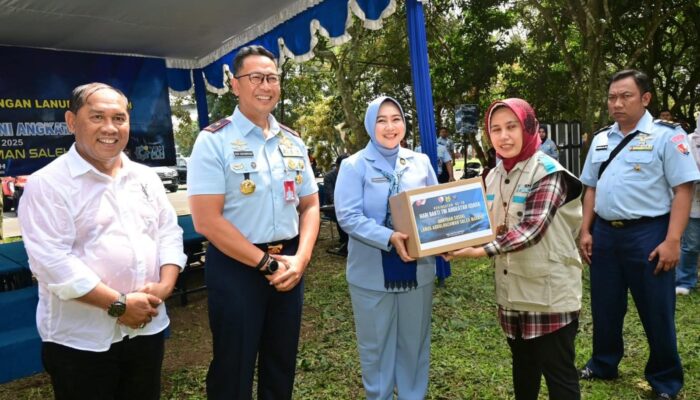 TNI AU Bersama Komunitas Gelar Bakti Sosial di Malang, Ribuan Paket Sembako Disalurkan ke Warga Kurang Mampu