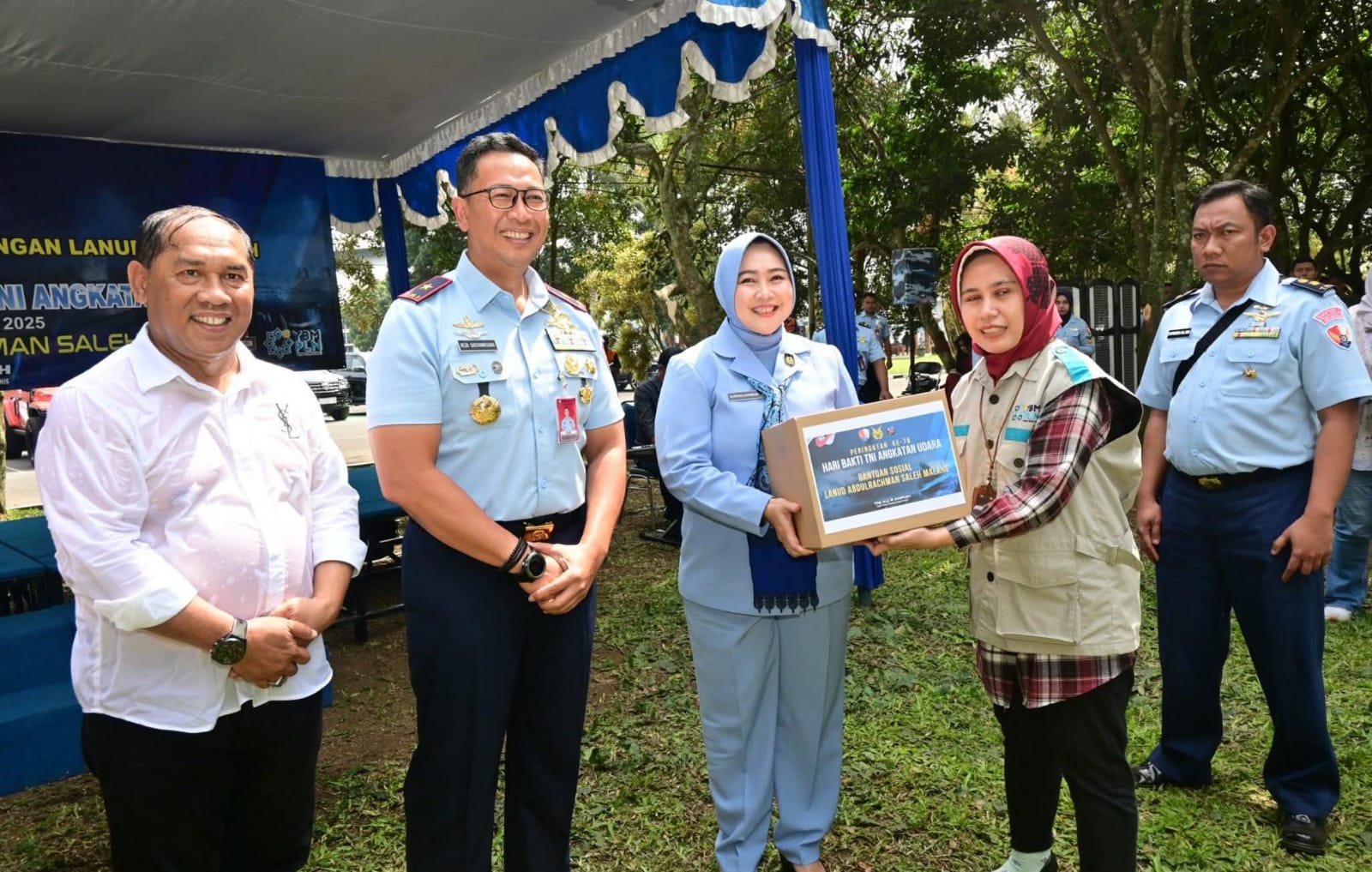 TNI AU Bersama Komunitas Gelar Bakti Sosial di Malang, Ribuan Paket Sembako Disalurkan ke Warga Kurang Mampu