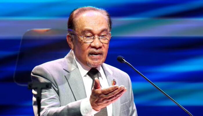 Dikepung Protes, PM Malaysia Bagikan Uang dan Janjikan Harga BBM Turun