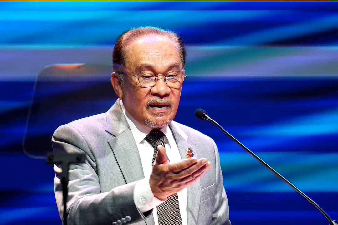 Perdana Menteri Malaysia Anwar Ibrahim mengumumkan serangkaian langkah populis untuk meredam keresahan publik atas melonjaknya biaya hidup. Dalam siaran langsung yang disampaikan Rabu (23/7), Anwar menyatakan bahwa seluruh warga Malaysia berusia 18 tahun ke atas akan menerima bantuan tunai satu kali sebesar 100 ringgit (sekitar Rp390 ribu), mulai dicairkan pada 31 Agustus 2025.