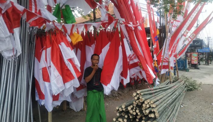 Empat Tahun Jualan Bendera di Glintung, Sama’ Setia Menyemarakkan Bulan Kemerdekaan