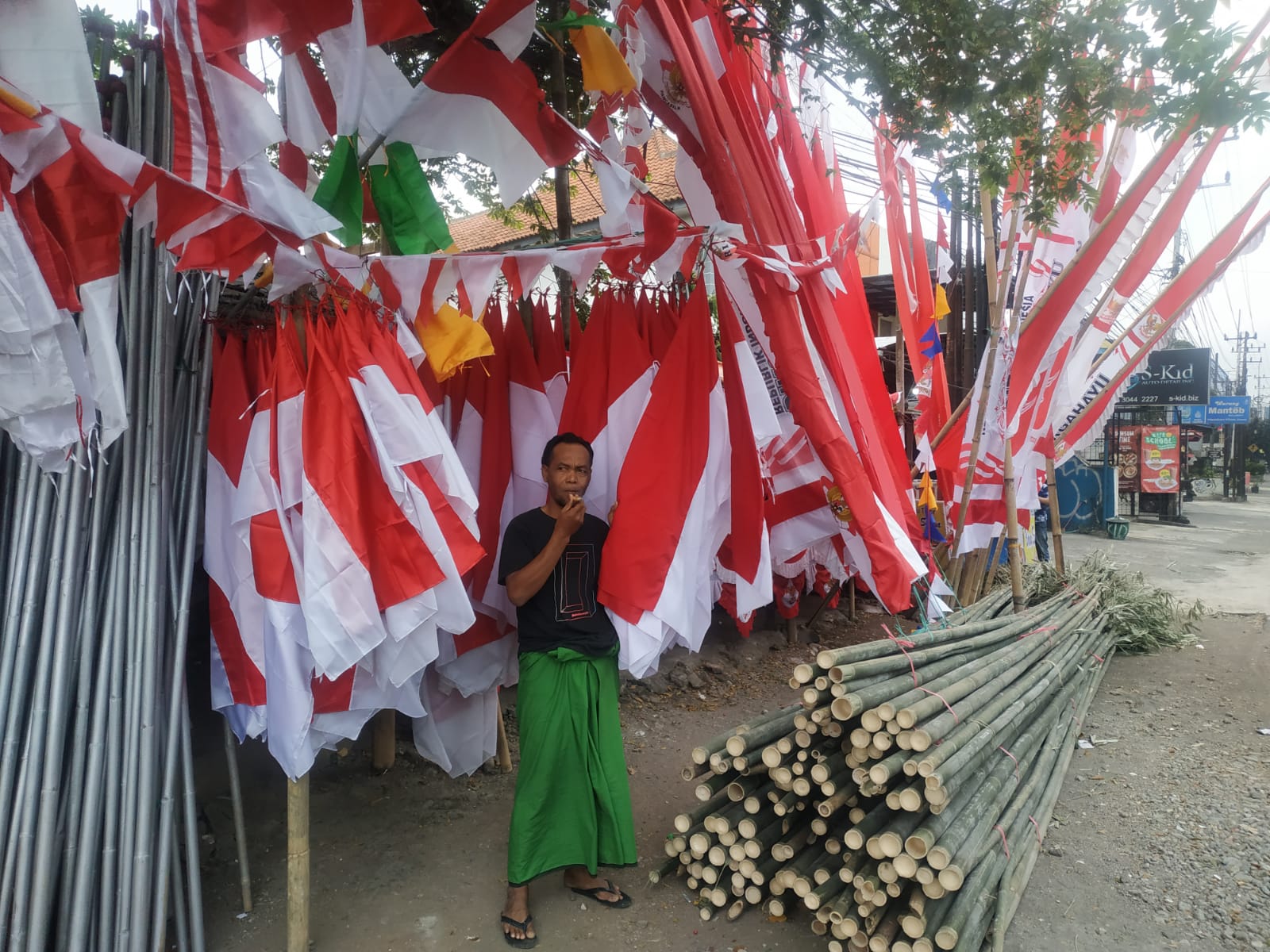 Empat Tahun Jualan Bendera di Glintung, Sama’ Setia Menyemarakkan Bulan Kemerdekaan