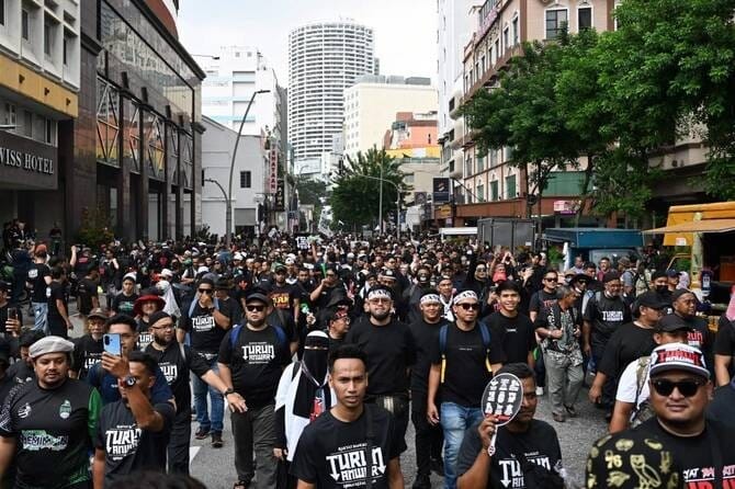 Ribuan warga Malaysia memadati jalan-jalan di Kuala Lumpur untuk memprotes tingginya biaya hidup dan menuntut realisasi janji-janji reformasi dari Perdana Menteri Anwar Ibrahim pada Sabtu (26/07). Aksi ini menjadi gelombang protes terbesar sejak Anwar menjabat usai pemilu tahun 2022.