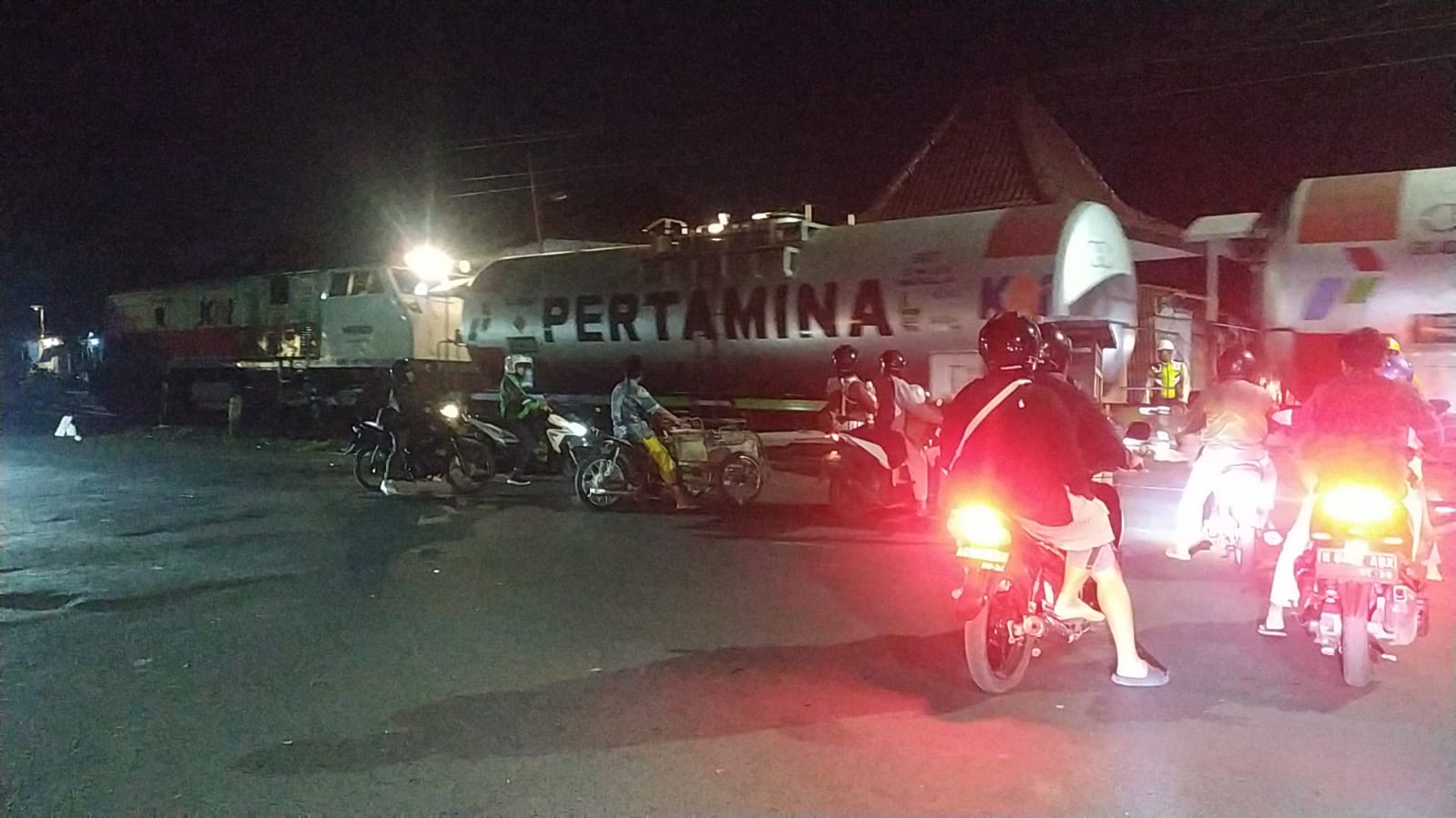 Perempatan Halmahera Kota Malang: Simfoni Malam di Atas Rel Warisan Kolonial