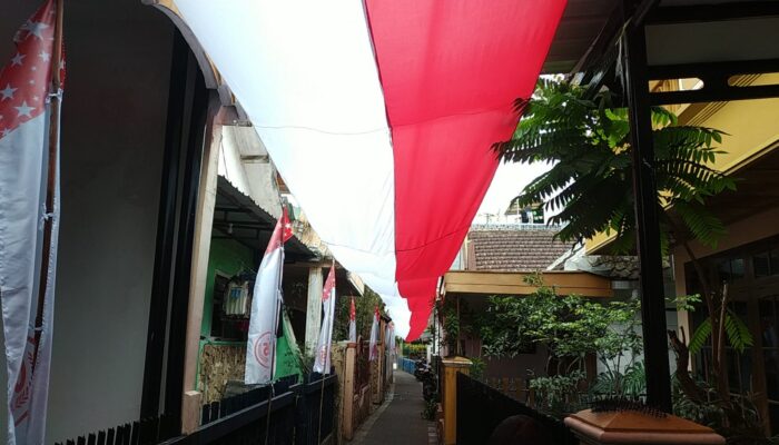 Merah Putih Membentang 80 Meter di Gang Sempit: Aksi Nasionalisme Warga RT 05 Bareng Malang