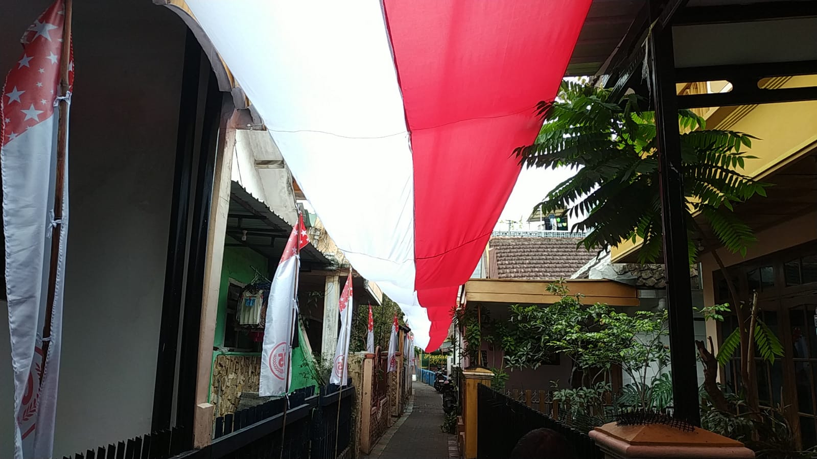Merah Putih Membentang 80 Meter di Gang Sempit: Aksi Nasionalisme Warga RT 05 Bareng Malang