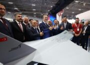 Pemerintah Indonesia resmi menandatangani kontrak pembelian 48 unit jet tempur KAAN dari Turki, sebagai bagian dari upaya memperkuat dan memodernisasi alat utama sistem senjata (alutsista) nasional. Hal ini diumumkan oleh Kementerian Pertahanan pada Selasa (29/7)