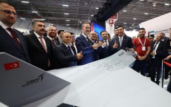 Pemerintah Indonesia resmi menandatangani kontrak pembelian 48 unit jet tempur KAAN dari Turki, sebagai bagian dari upaya memperkuat dan memodernisasi alat utama sistem senjata (alutsista) nasional. Hal ini diumumkan oleh Kementerian Pertahanan pada Selasa (29/7)