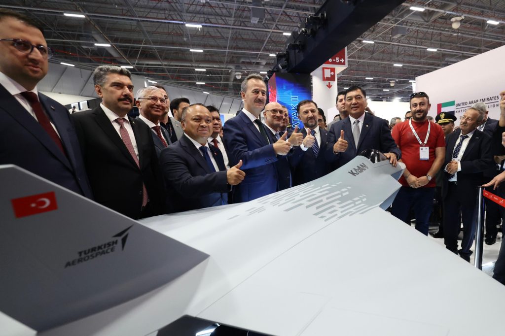 Pemerintah Indonesia resmi menandatangani kontrak pembelian 48 unit jet tempur KAAN dari Turki, sebagai bagian dari upaya memperkuat dan memodernisasi alat utama sistem senjata (alutsista) nasional. Hal ini diumumkan oleh Kementerian Pertahanan pada Selasa (29/7)