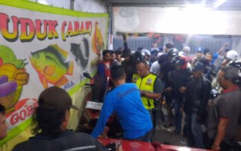 Pencuri Motor di Singosari Malang Dihajar Warga saat Makan di Warung Lalapan Viral