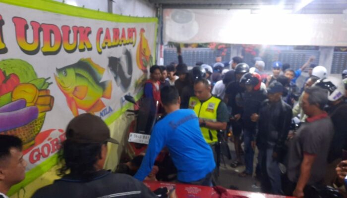 Pencuri Motor di Singosari Malang Dihajar Warga saat Makan di Warung Lalapan Viral