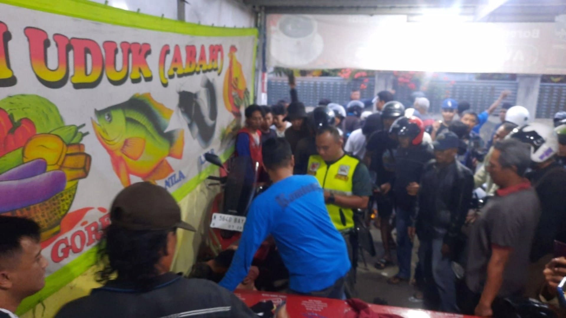Pencuri Motor di Singosari Malang Dihajar Warga saat Makan di Warung Lalapan Viral