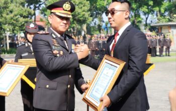 Empat warga sipil menerima penghargaan dari Polres Malang karena berani membantu pengungkapan sejumlah kasus kriminal. Momen ini berlangsung dalam upacara Hari Bhayangkara ke-79 di halaman Pendopo Kabupaten Malang, Selasa (1/7/2025).