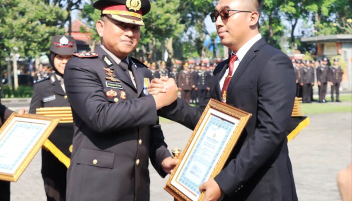 Polres Malang beri Penghargaan ke Warga Sipil di Hari Bhayangkara ke-79