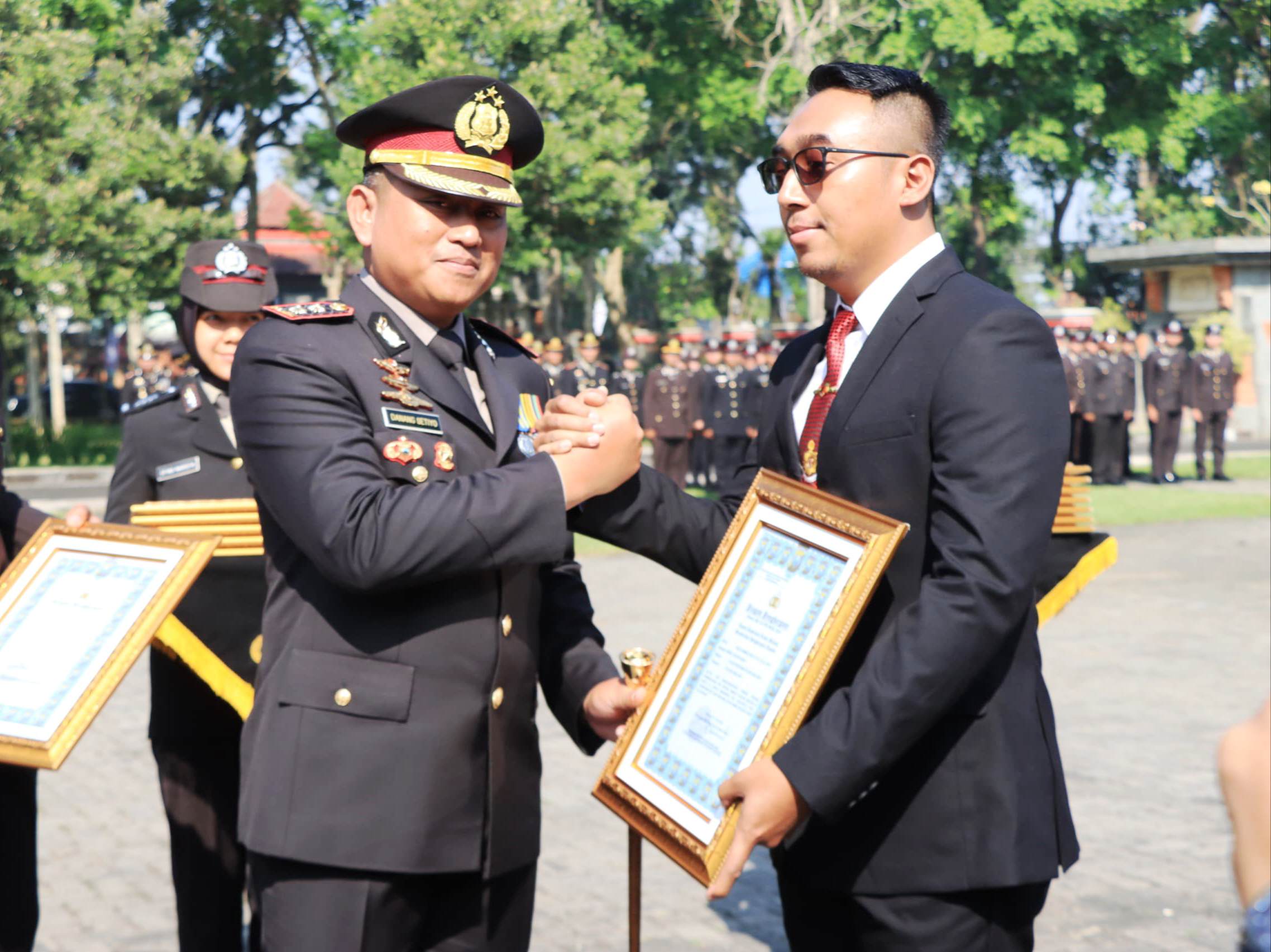 Empat warga sipil menerima penghargaan dari Polres Malang karena berani membantu pengungkapan sejumlah kasus kriminal. Momen ini berlangsung dalam upacara Hari Bhayangkara ke-79 di halaman Pendopo Kabupaten Malang, Selasa (1/7/2025).