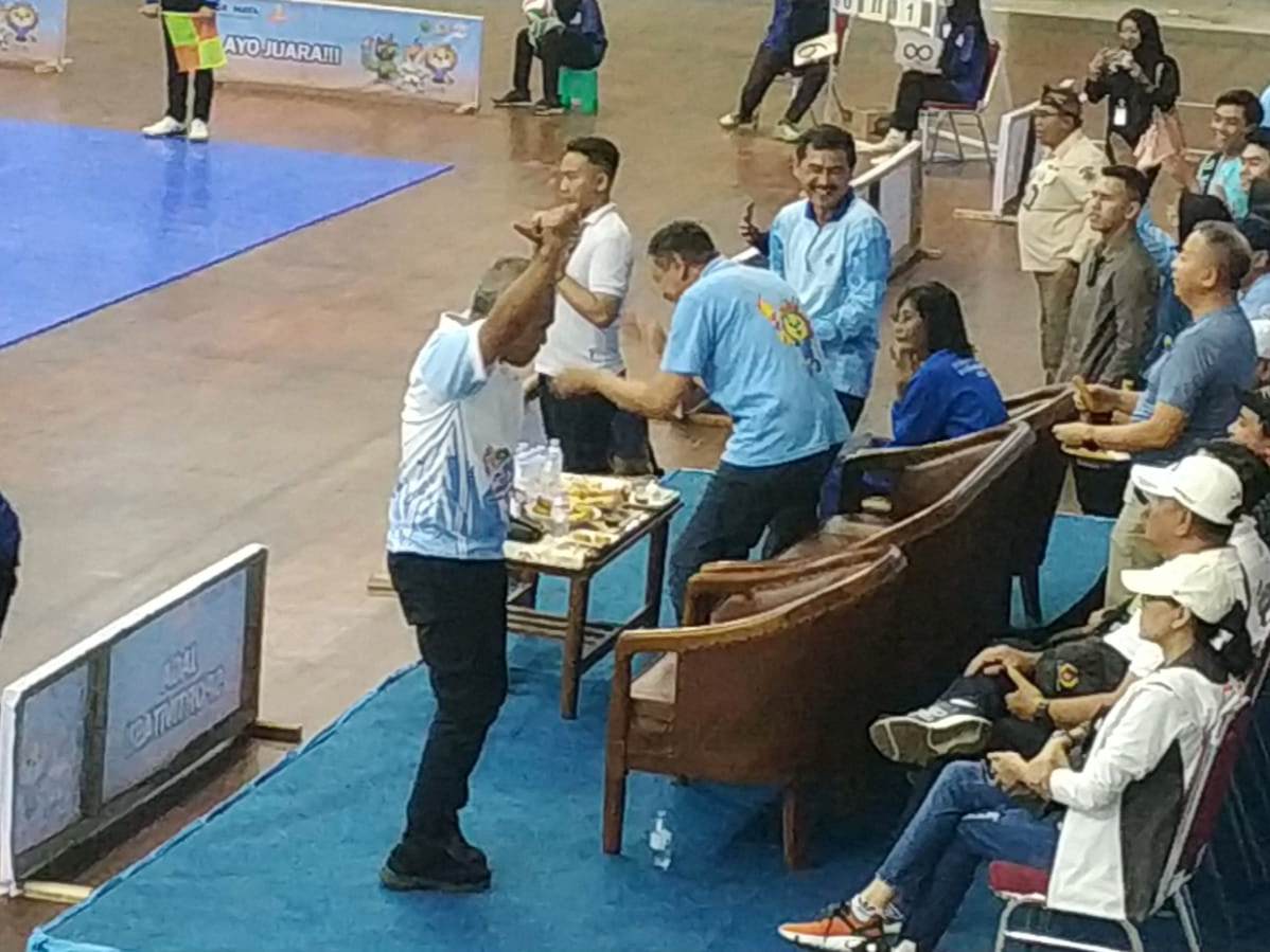 Joget Itik-Itik Geboy Kadisporapar jadi Jurus Pamungkas Dukung Voli Putri Kota Malang