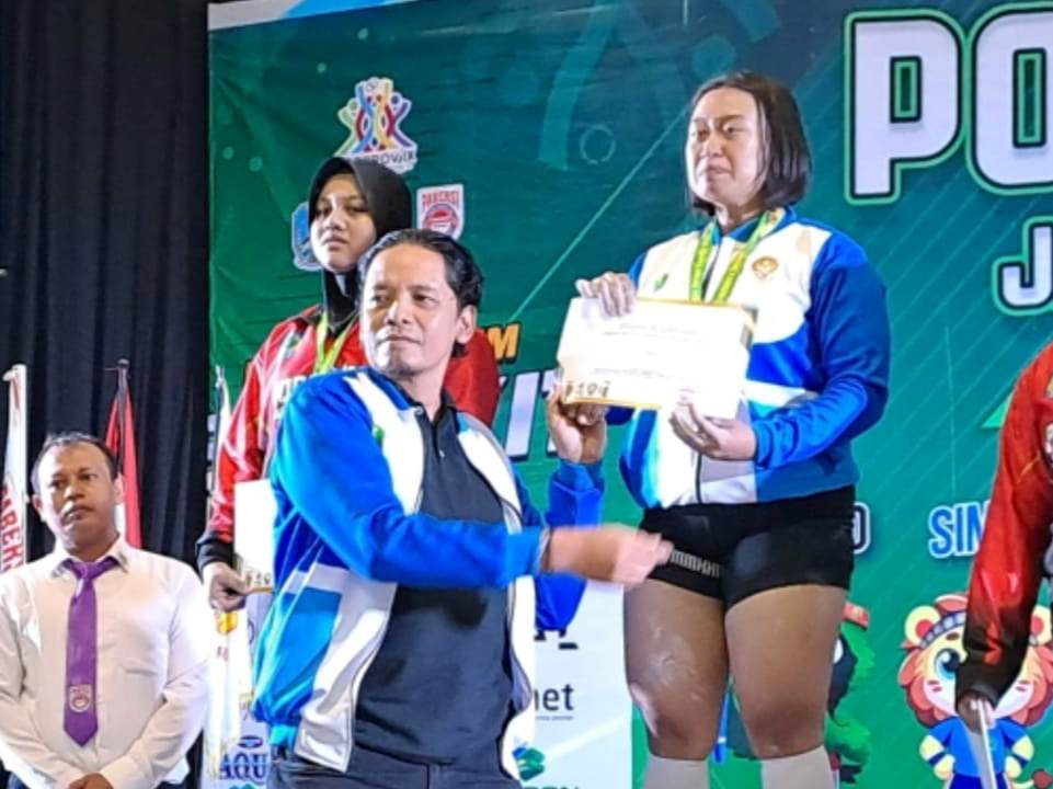 Tiga Emas di Hari Pertama! Lifter Putri Kota Malang Bersinar di Porprov Jatim 2025