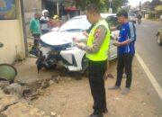 Diduga Ngantuk, Mobil PNS Tabrak 2 Motor Parkir dan Tembok di Kepanjen Malang