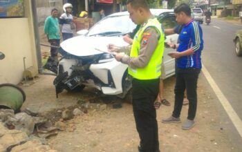 Diduga Ngantuk, Mobil PNS Tabrak 2 Motor Parkir dan Tembok di Kepanjen Malang