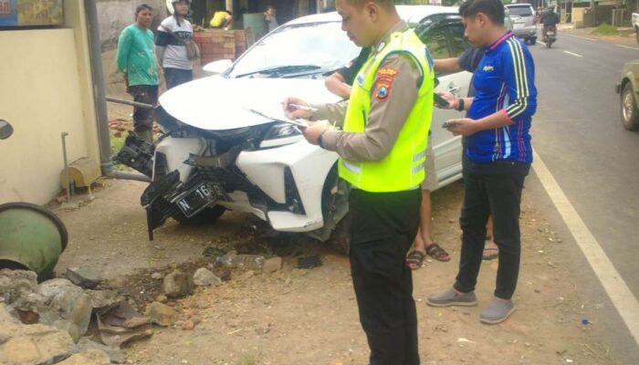 Diduga Ngantuk, Mobil PNS Tabrak 2 Motor Parkir dan Tembok di Kepanjen Malang