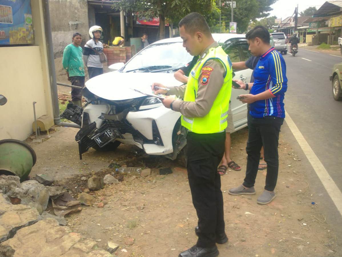 Diduga Ngantuk, Mobil PNS Tabrak 2 Motor Parkir dan Tembok di Kepanjen Malang