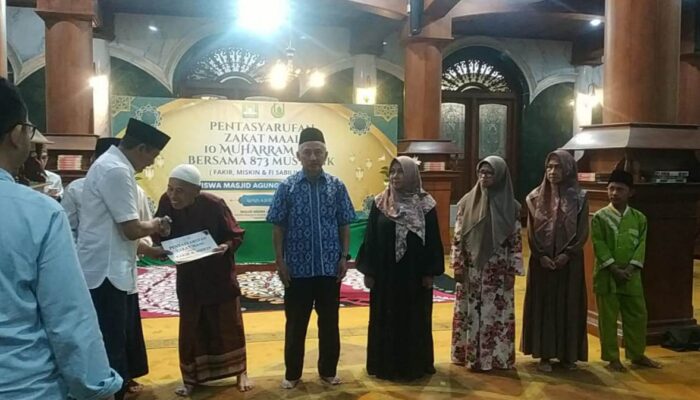 1.004 Fakir, Miskin dan Sabilillah Terima Zakat Maal di Masjid Agung Jami Kota Malang
