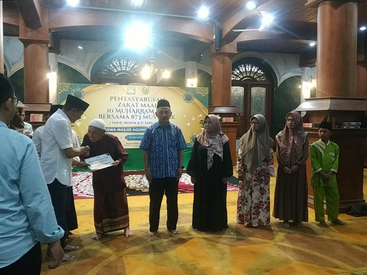 1.004 Fakir, Miskin dan Sabilillah Terima Zakat Maal di Masjid Agung Jami Kota Malang