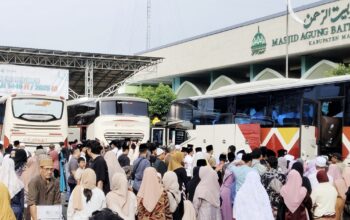 Kepulangan Jamaah Haji Kloter 79 dari KBIH Wali Songo Kepanjen, Kabupaten Malang berlangsung aman dan tertib berkat pengamanan ketat dari jajaran Polsek Kepanjen.